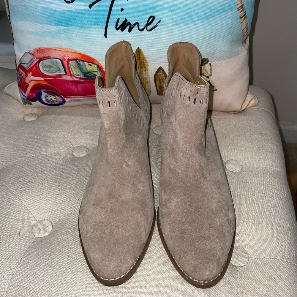 Lucky Brand NWOB! Francee Tan Suede Perforated Edge Boot - Picture 4 of 13